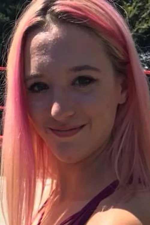 Lynzee Pike interpretando a Lynzee Pike