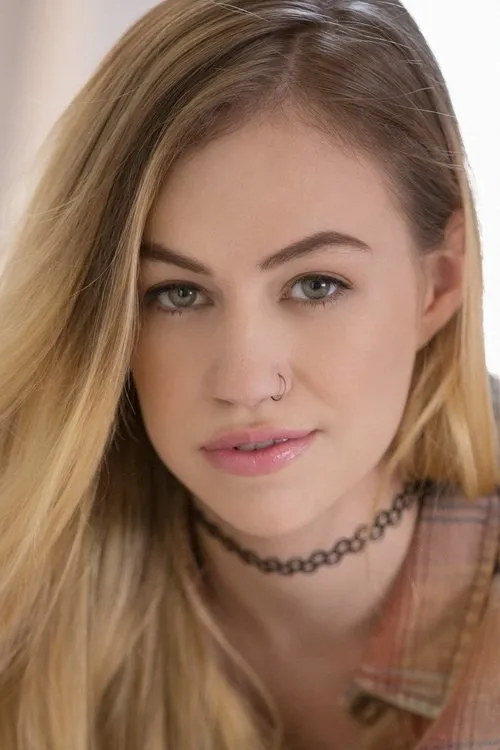 Lyra Law interpretando a Joey Montgomery