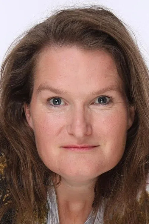 Lysser Kirstine Andersen interpretando a Tante Lisa