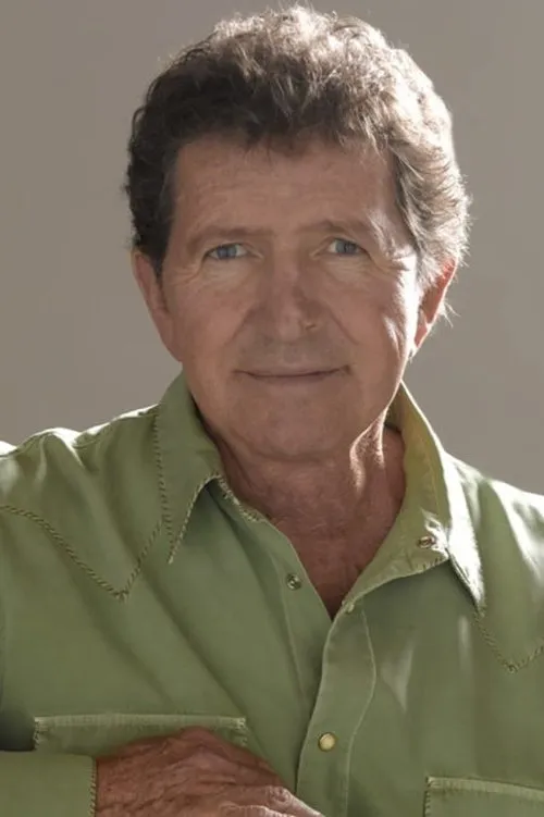 Mac Davis interpretando a Norman