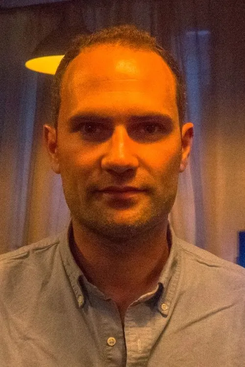 Macer Gifford en su biografía y filmografía