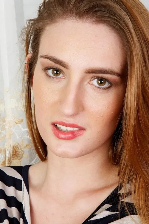 Maci Winslett interpretando a 