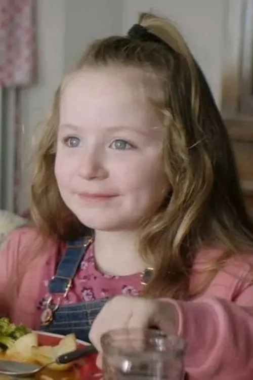 Macie McCauley interpretando a Lucy