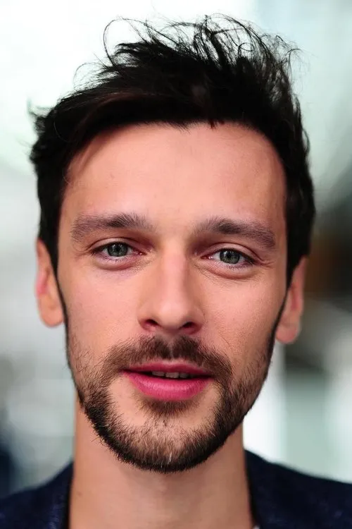 Maciej Łagodziński interpretando a Adam