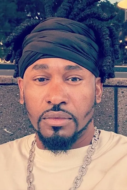 Mad Lion interpretando a Weasel