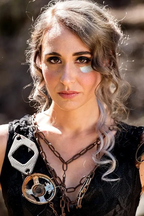 Madeleine Kennedy interpretando a Sam