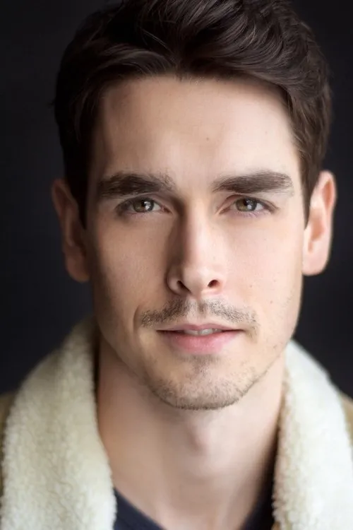 Madison Smith interpretando a Alex Casey