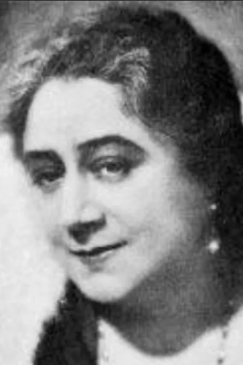 Mady Berry interpretando a