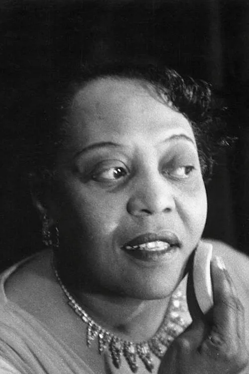 Mae Barnes interpretando a Annie