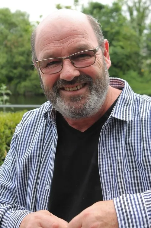 Maeliosa Stafford interpretando a Christopher Mahon