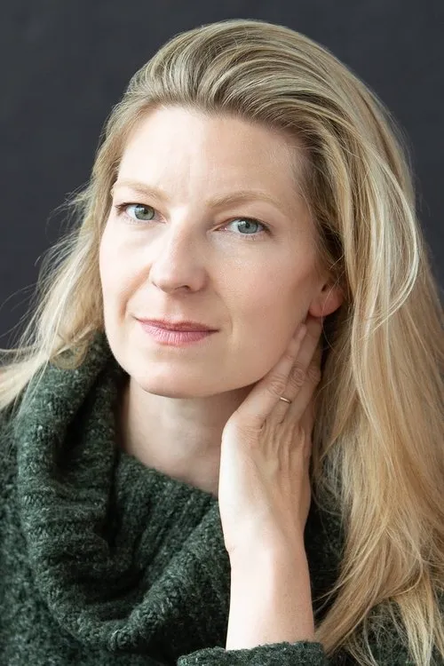 Maev Beaty interpretando a Elaine