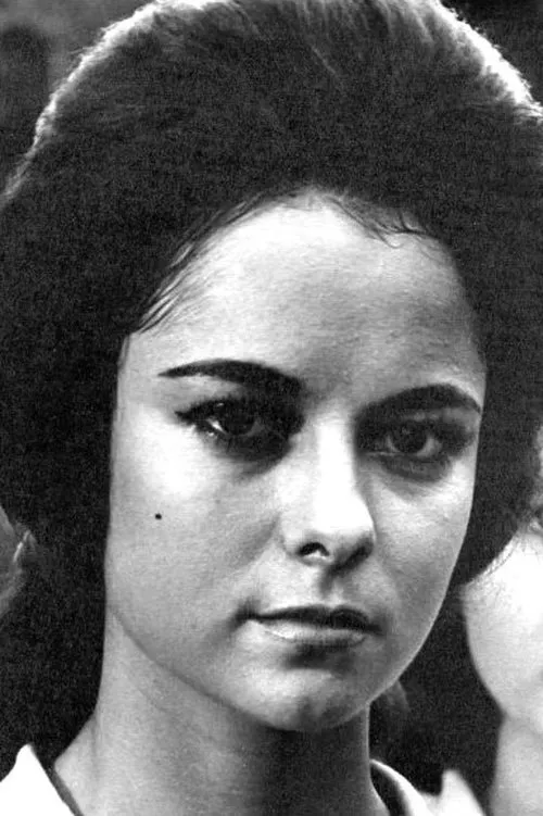 Maggie de la Riva interpretando a