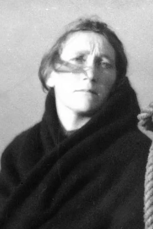 Maggie Dirrane interpretando a Self