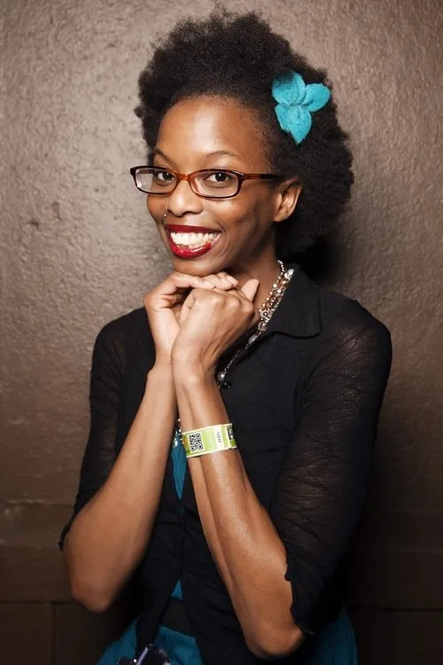 Maggie Maye interpretando a Olivia