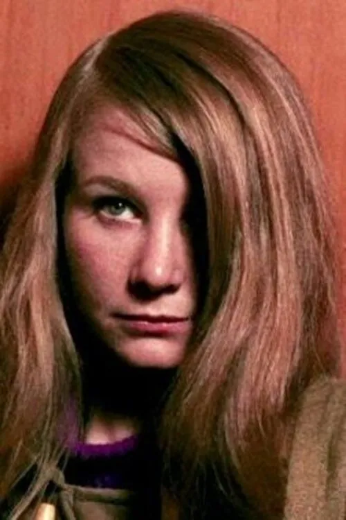 Maggie Stride interpretando a Elizabeth