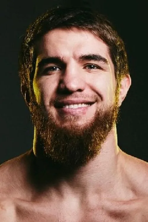 Magomed Madiev interpretando a Self