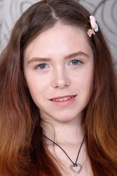 Maia Little interpretando a 