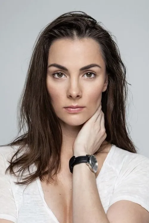 Maiken Pius interpretando a Veera