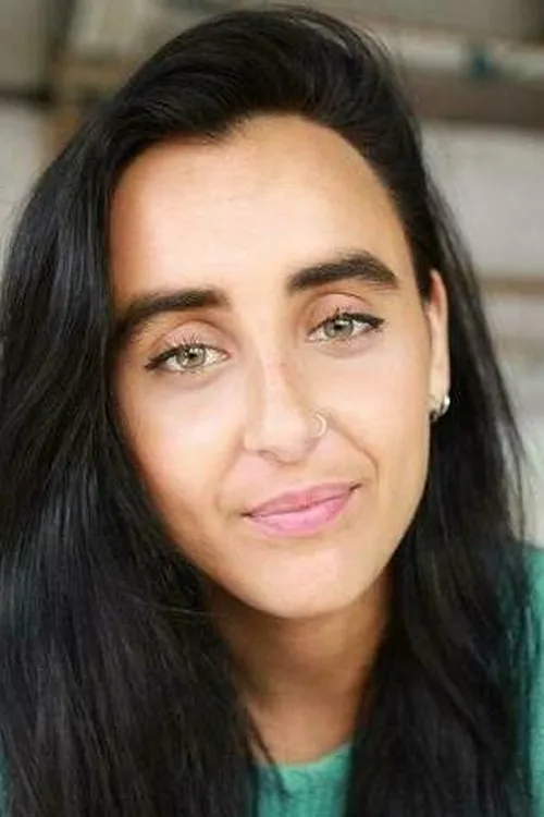 Maimuna Memon interpretando a Teenage Girl 1