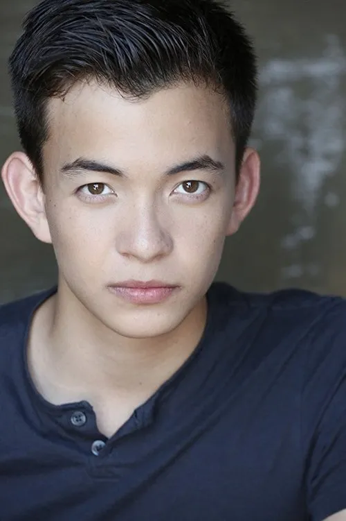 Major Curda interpretando a Control Room Technician