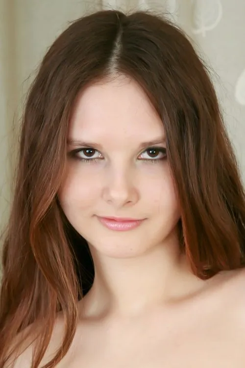 Makayla interpretando a (archive footage)