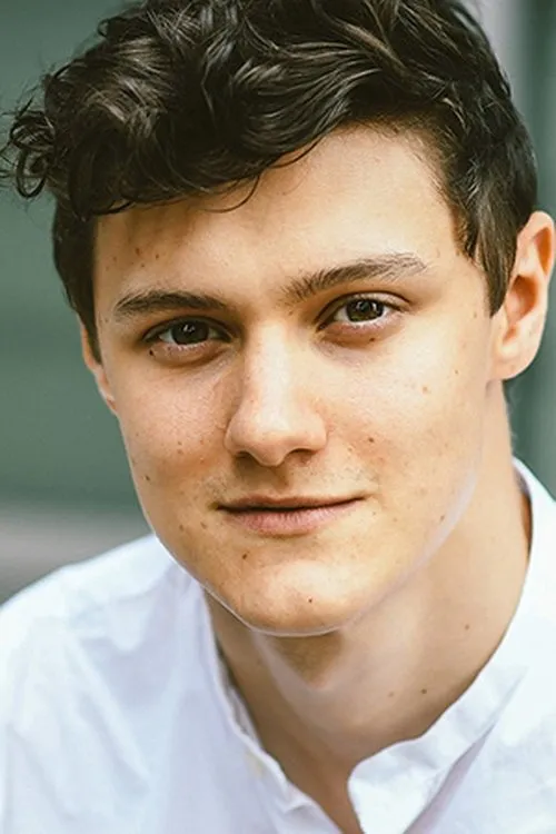 Malcolm Cumming interpretando a Son