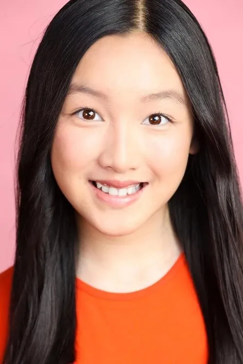 Malea Emma Tjandrawidjaja interpretando a Mika