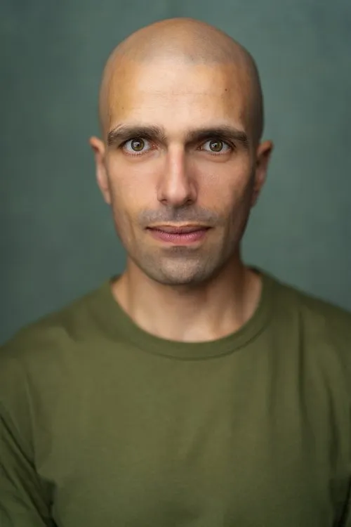 Malik Ibheis interpretando a Mime Artist