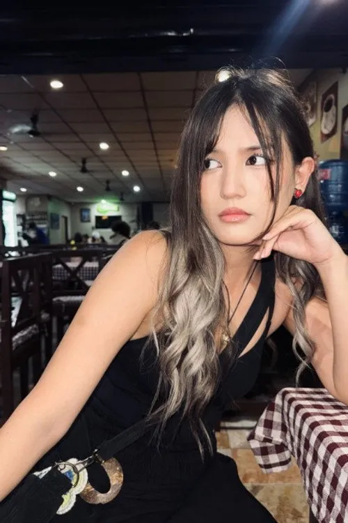 Rajendra Jha ha trabajado con Malika Mahat en 1 ocasiones