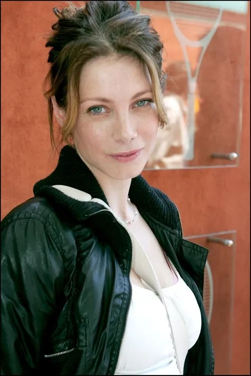 Mallaury Nataf interpretando a Voix de la première annonce à l'aéroport