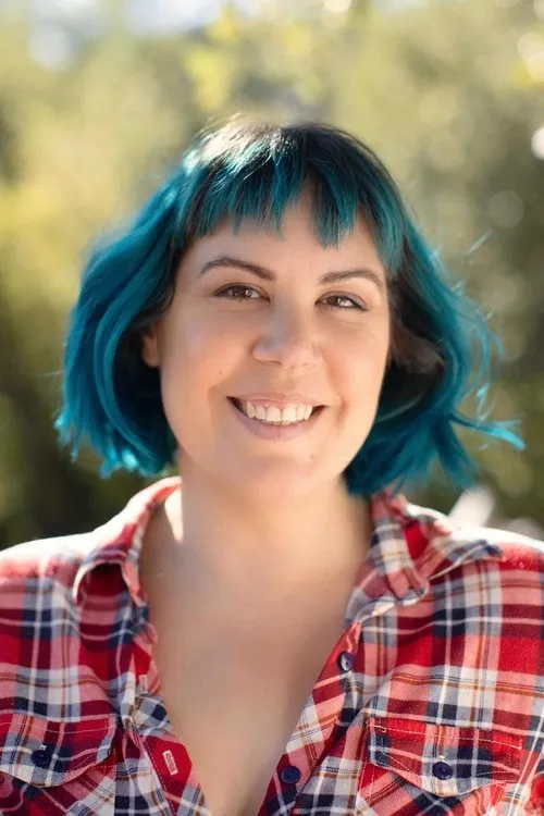 Mandi Slade interpretando a 