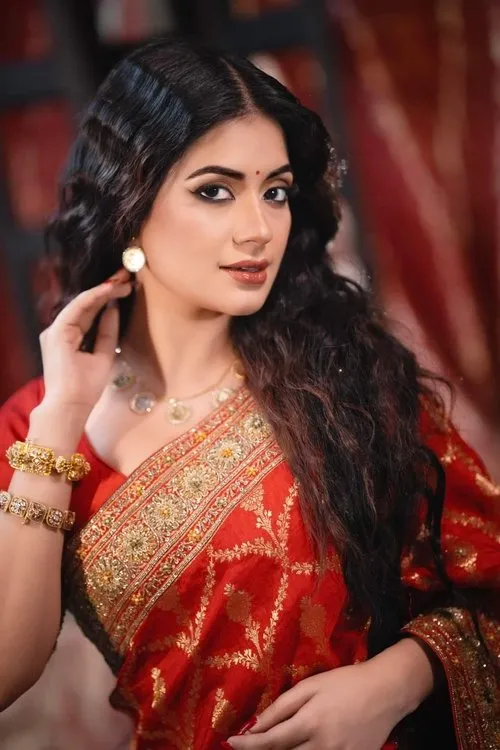 Khairul Basar ha trabajado con মন্দিরা চক্রবর্তী en 1 ocasiones