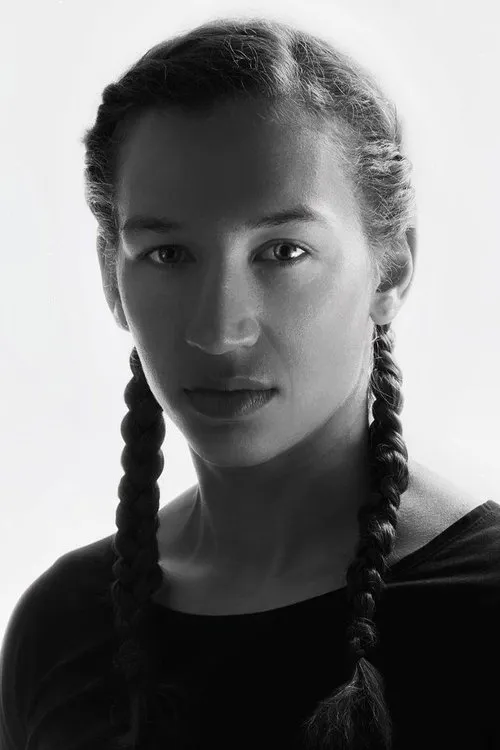 Mandy Böhm interpretando a Herself