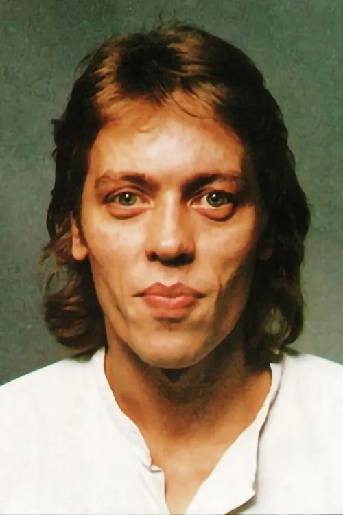 Manfred Praeker interpretando a Bass, Guitar, Vocals