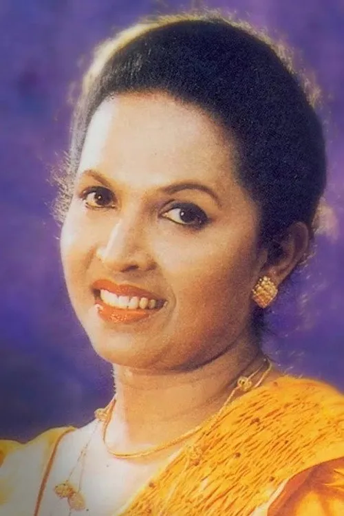 Manike Attanayake interpretando a Mrs. Silva