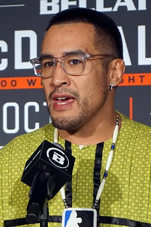 Manny Muro interpretando a Himself