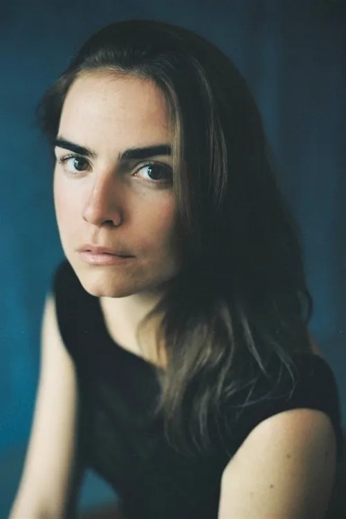 Manon Gaurin interpretando a Alice