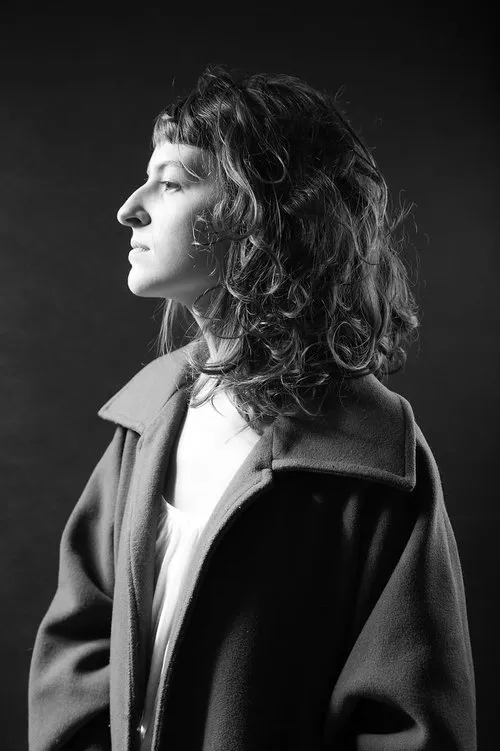 Manuela Pereira interpretando a Advogada