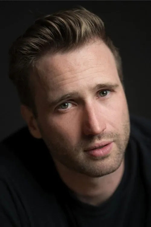 Marc-Antoine Kelertas interpretando a Phil