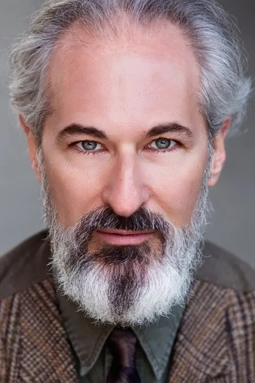 Marc Geller interpretando a Ragged Man