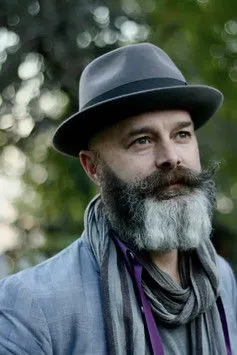 Marc-Ivan O'Gorman interpretando a The Hitchhiker