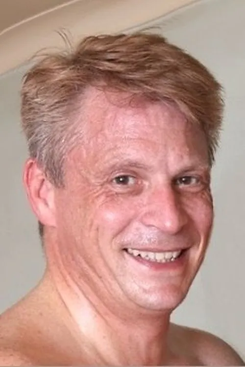 Marc Kaye interpretando a Bruce