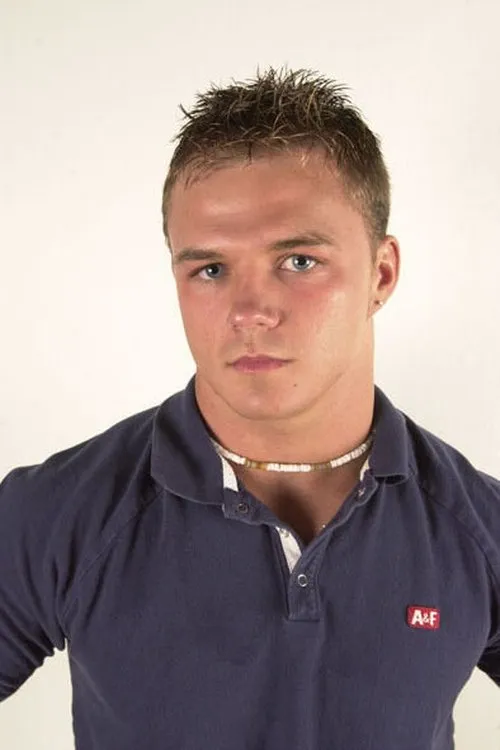 Marc Stone interpretando a 