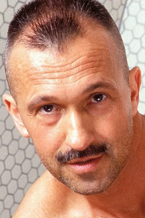 Marc West interpretando a 