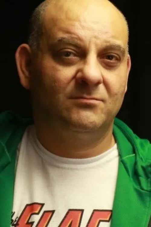 Marcel Keoroglian interpretando a César