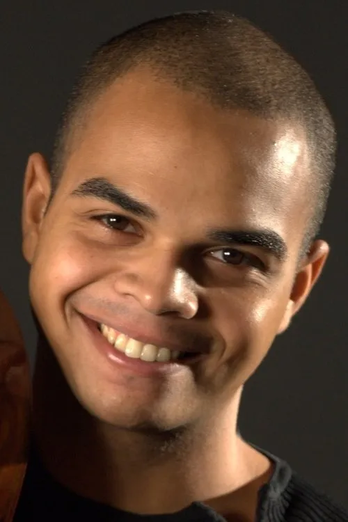 Marcel Powell interpretando a Himself