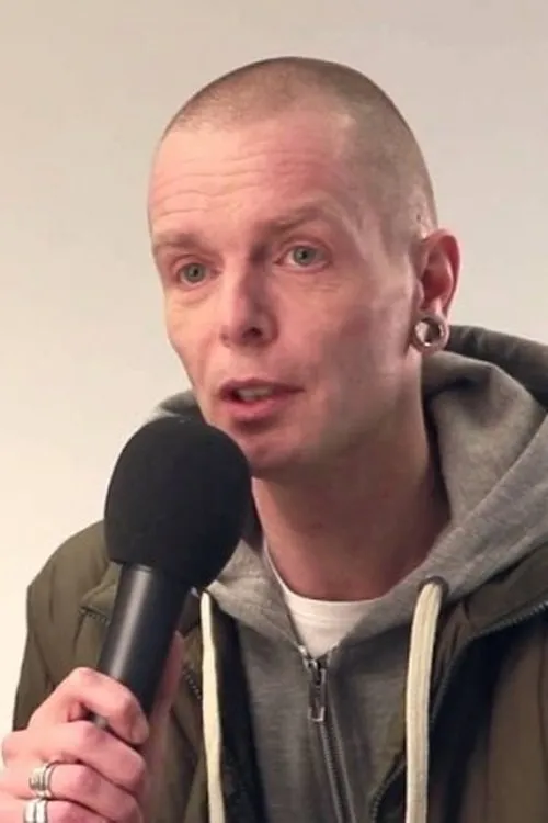 Marcel Van Der Zwan interpretando a Deepack