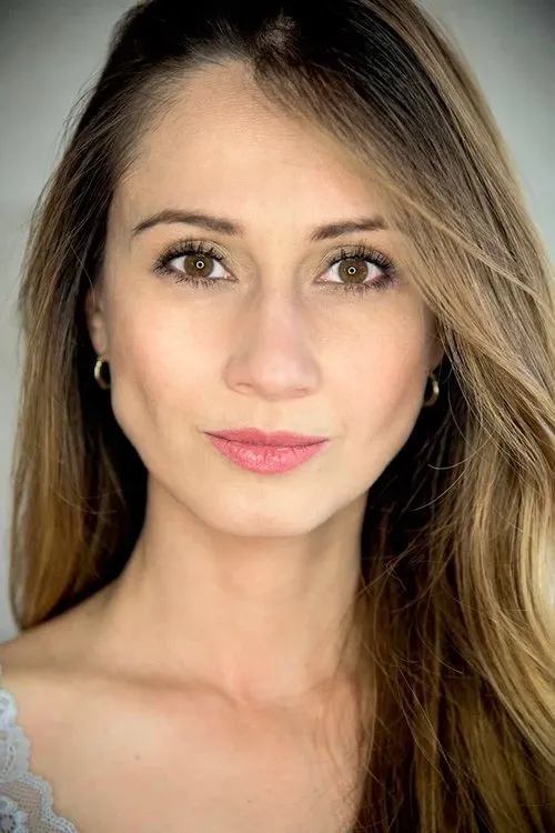 Marcela Ruiz Esparza interpretando a Maestra