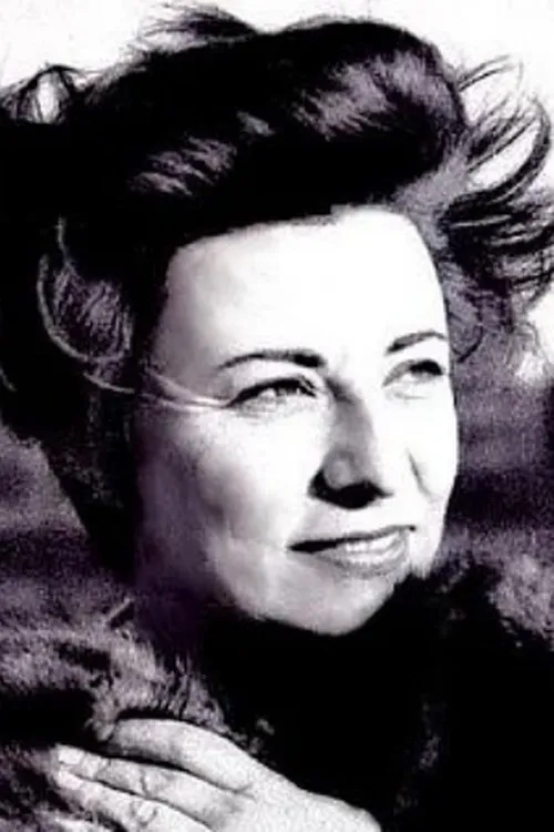 Marcelle Ranson-Hervé interpretando a Belle Arnaud, the judge's sister