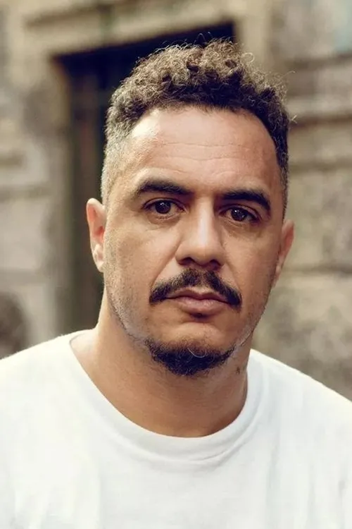 Marcelo D2 interpretando a Himself